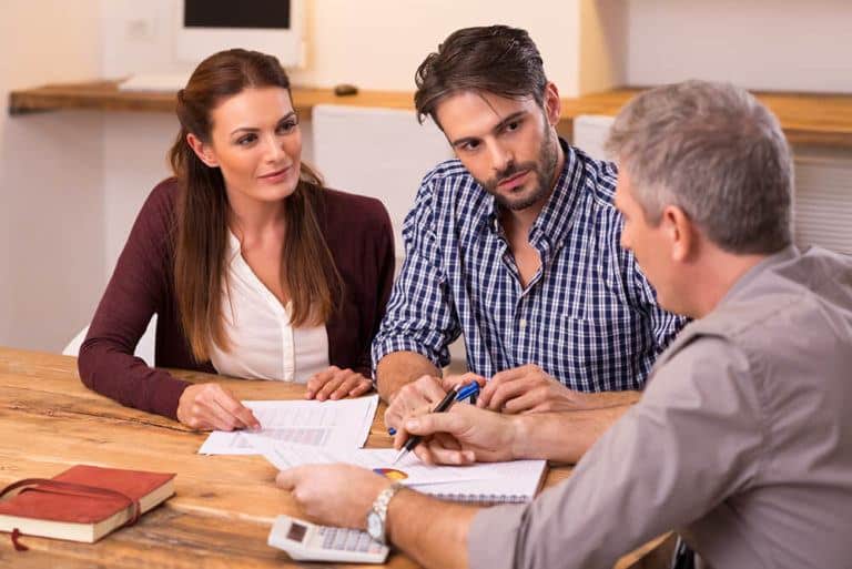 couple-getting-car-insurance-768x513
