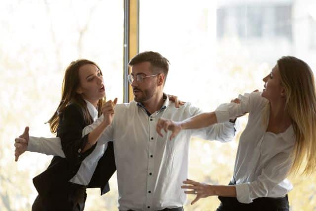 coworkers-fighting-in-workplace