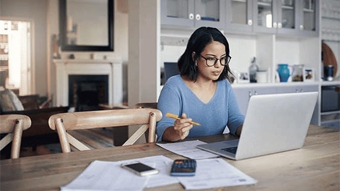 lady looking at her personal injury settlement on her computer