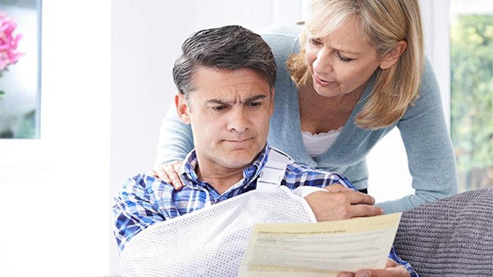 injured man with lady going over personal injury claim