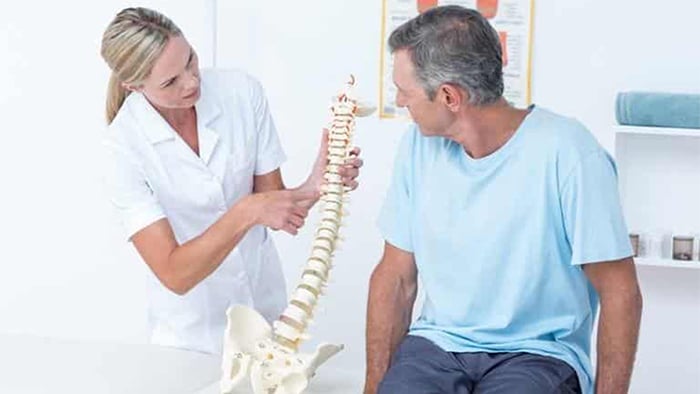 doctor going over a spinal cord injury with a patient