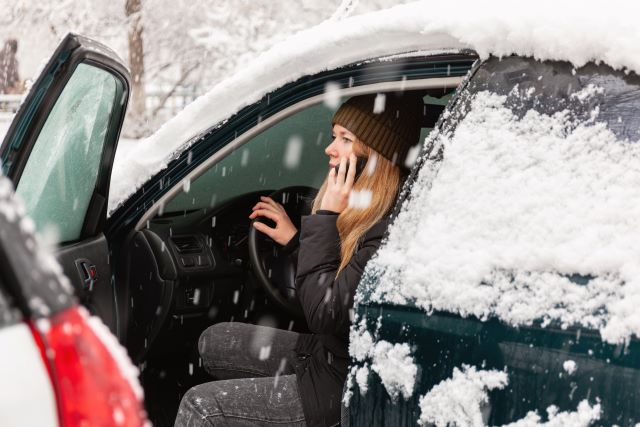 woman-calling-phone-while-snowing