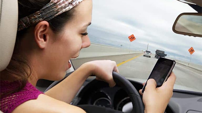 woman texting while driving