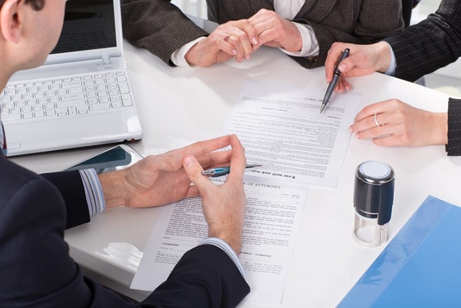 Benefits Of Settling Your Personal Injury Claim Out Of Court 1 Working-with-attorneys-for-injury-settlement