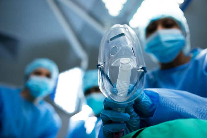 Anesthesia Error Attorneys In Las Vegas — Legal Help For Anesthesia Malpractice Claims 11 Two medical professionals about to put an oxygen mask on a patient.